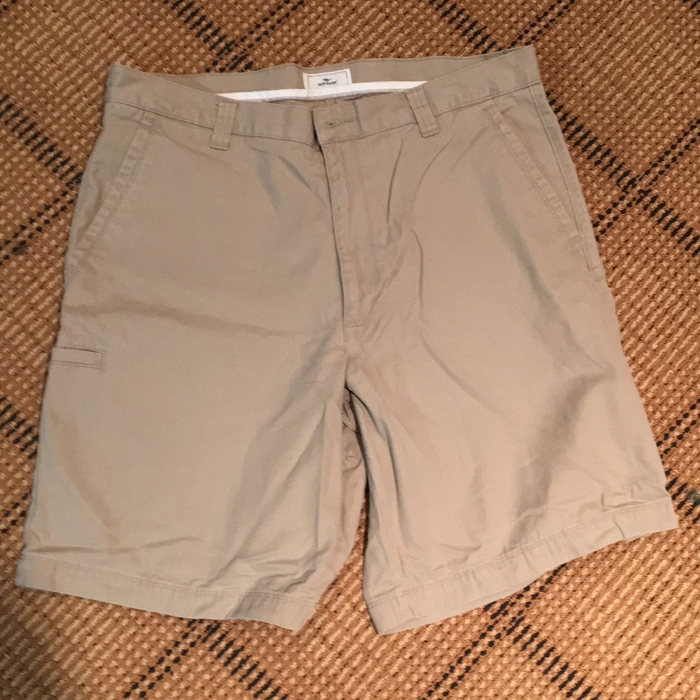 Men’s khaki shorts